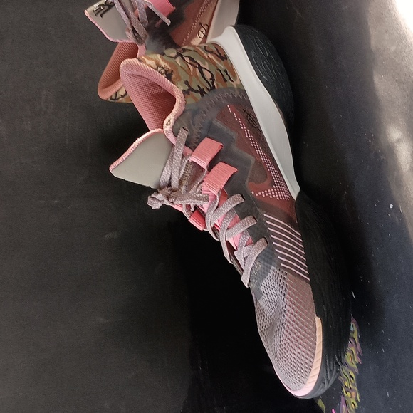 Unisex 9.5 kyrie Flytrap4 - Picture 2 of 8